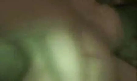 Một cô gái xinh đẹp vuốt ve mình sex nhat ban mới nhất cạo lông trên giường thấy cô ấy quyến rũ