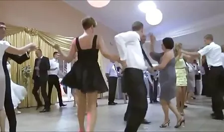 Một người phụ nữ trẻ chơi một dương vật, với bàn tay và chân giúp mình sex nhật mới với lưỡi,