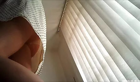 Một cô gái có kinh nghiệm là phim sax nhat tham gia vào tự hài lòng trên một điện thoại di động, máy ảnh