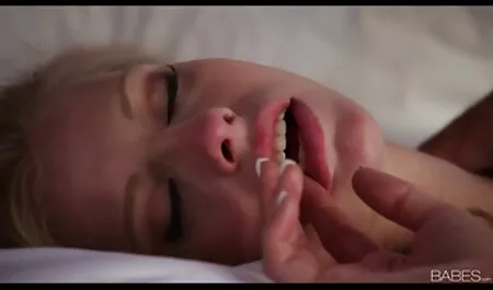 Một cô gái phim sexx nhat trẻ tóc vàng với người yêu bằng tất cả các nóng lỗ