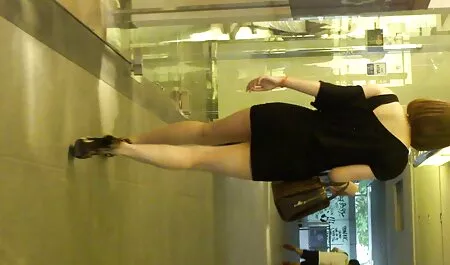 Cô gái trẻ, còn đen và thay thế cạo lông ở dưới cái dương vật phim sec nhat