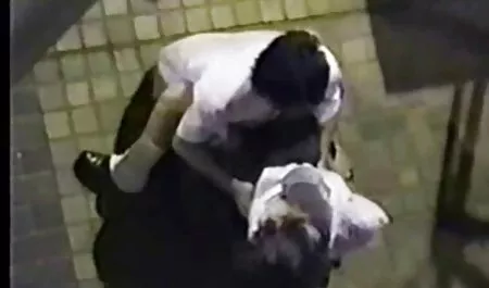 Một con điếm già thấy âm hộ của cô và để máy quay trong việc tìm kiếm một người phim ses nhat ban yêu