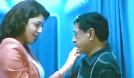 Một trẻ da đen, người phụ nữ ngồi vào cô ấy, bạn trai phim st nhat của con