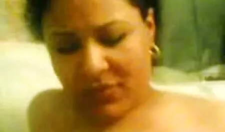 Một, con phimsex nhat ban dội trên mui xe của một chiếc xe ở một nơi hẻo lánh trong công viên