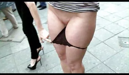 Một phim sex nhat ban hay cặp màu sắc bắt đầu máy trong một buồng điện thoại và tiếp tục đi xuống cầu thang ở lối vào.