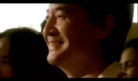 Đồi trụy phụ nữ phim sex nhat hat phóng từ một đám đông người xung quanh họ