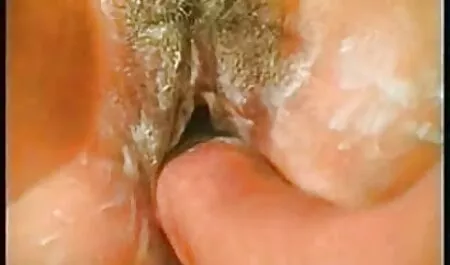 Các cô gái, với tai nghe trên phim xec nhat đầu